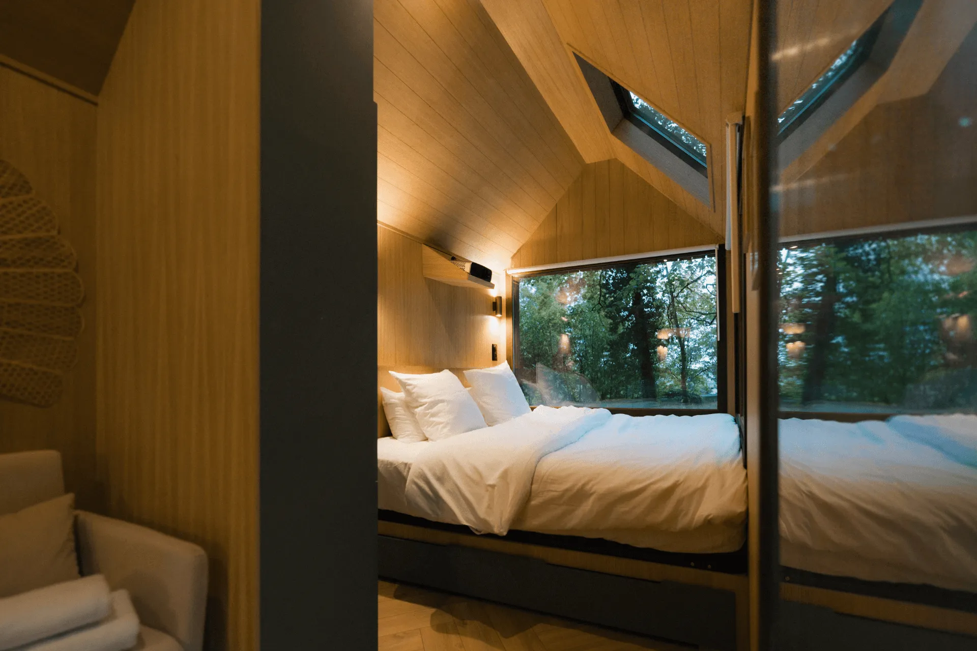 Chambre d'une tiny-house PAMPA Lodges ouverte sur la forêt