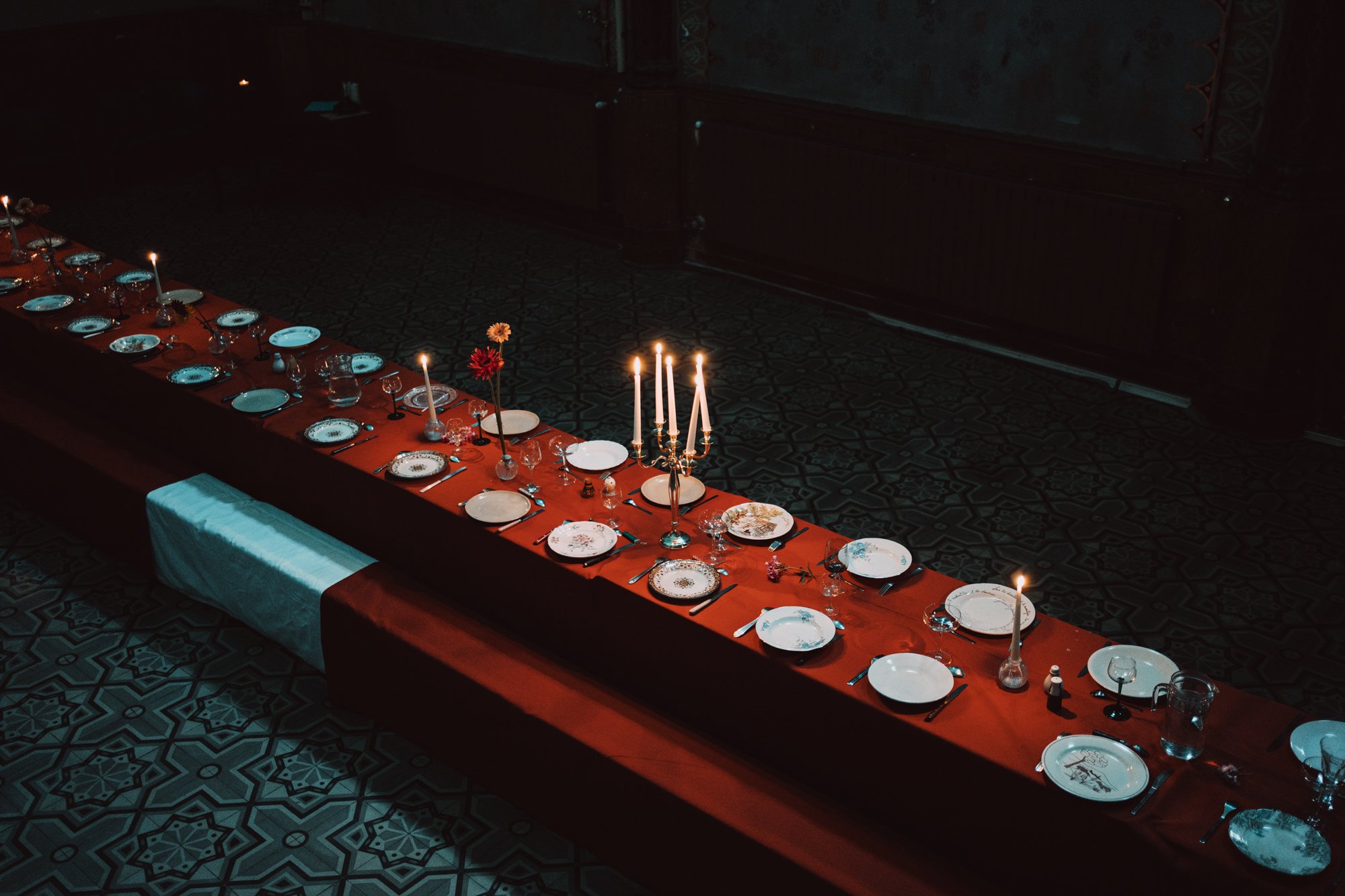 Longue table dressée aux chandelles pour un dîner Am.art